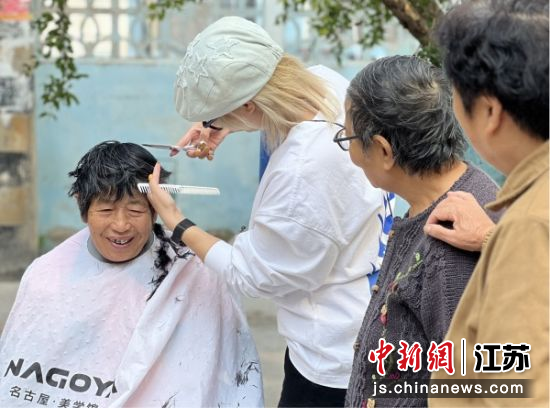 社区开展公益理发助老服务。黄楼街道 供图 社区开展公益理发助老服务。黄楼街道 供图