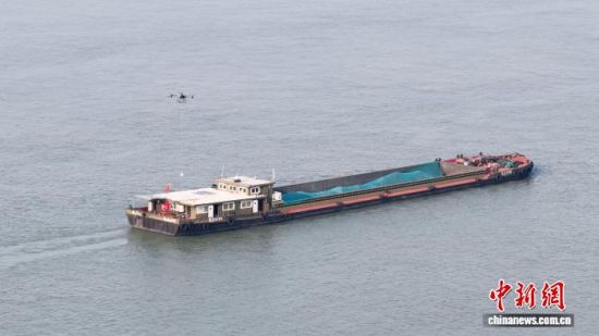 日前,在长江南京段,无人机将“水上外卖”空投至船上。(南京海事局供图) 日前,在长江南京段,无人机将“水上外卖”空投至船上。(南京海事局供图)