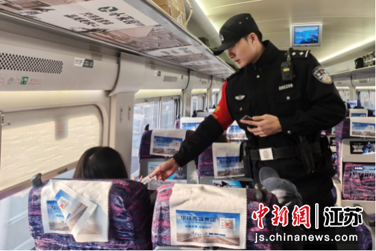 民警在高铁列车上执勤。春运以来,客流交织、人员流动密集,对春运安保与为民服务提出更高要求。南京铁路公安处乘警支队 供图 民警在高铁列车上执勤。春运以来,客流交织、人员流动密集,对春运安保与为民服务提出更高要求。南京铁路公安处乘警支队 供图