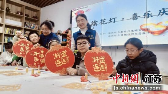 孩子们展示自己制作的花灯。琵琶街道 供图 孩子们展示自己制作的花灯。琵琶街道 供图