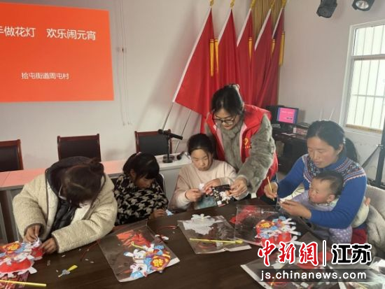 志愿者指导孩子们制作花灯。李乾依 摄 志愿者指导孩子们制作花灯。李乾依 摄