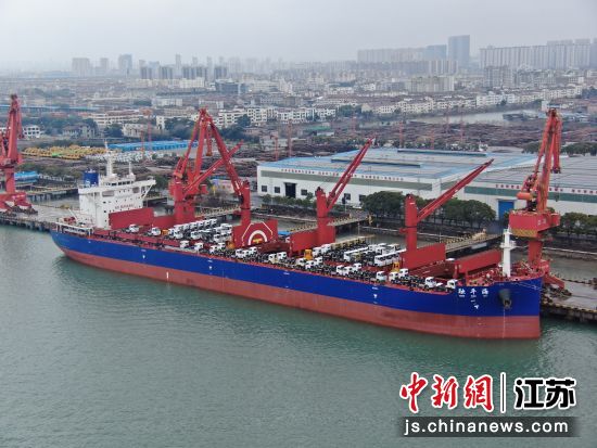 “融平海”轮装载331辆国产工程车辆启航。张家港海事局 供图 “融平海”轮装载331辆国产工程车辆启航。张家港海事局 供图