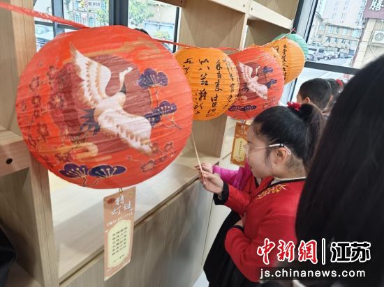 猜灯谜。东坎街道 供图 猜灯谜。东坎街道 供图