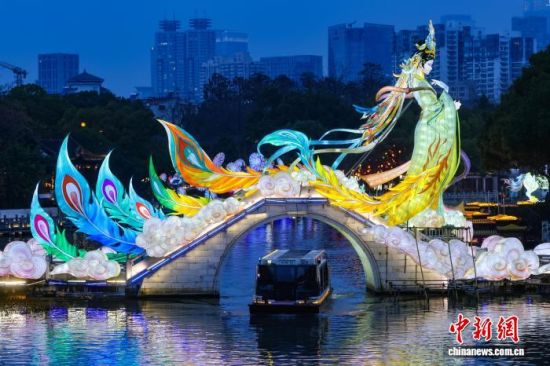 2月27日晚,江苏南京,游船从展出的大型彩灯下驶过。 中新社记者 泱波 摄 2月27日晚,江苏南京,游船从展出的大型彩灯下驶过。 中新社记者 泱波 摄