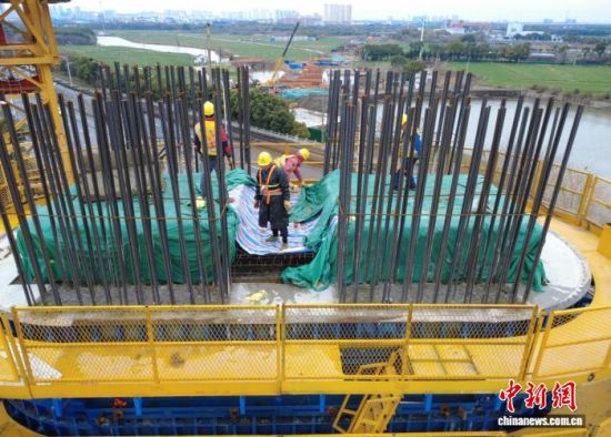 工人们正在捆绑锡澄运河特大桥墩身钢筋。张卓 摄 工人们正在捆绑锡澄运河特大桥墩身钢筋。张卓 摄