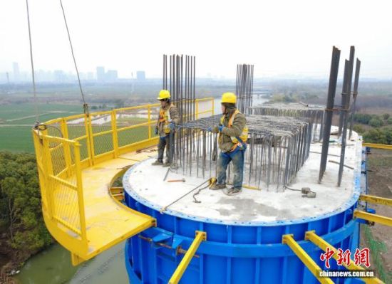 工人们正在拆卸锡澄运河特大桥墩身模版。张卓 摄 工人们正在拆卸锡澄运河特大桥墩身模版。张卓 摄