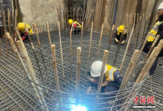 工人们正在焊接锡澄运河特大桥承台钢筋。张卓 摄 工人们正在焊接锡澄运河特大桥承台钢筋。张卓 摄