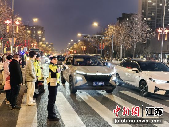 交警在景区周边疏导交通。盐城市公安局 供图 交警在景区周边疏导交通。盐城市公安局 供图