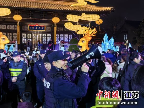 民警在景区内疏导人流。盐城市公安局 供图 民警在景区内疏导人流。盐城市公安局 供图