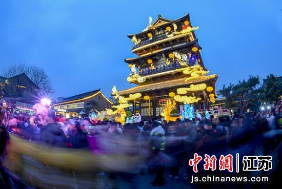 盐镇水街元宵节活动现场。周晨阳 摄 盐镇水街元宵节活动现场。周晨阳 摄