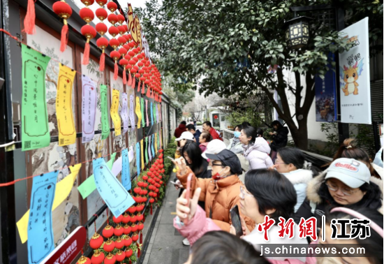 猜灯谜活动吸引市民和游客参与。南京熙南里历史文化休闲街区 供图 猜灯谜活动吸引市民和游客参与。南京熙南里历史文化休闲街区 供图