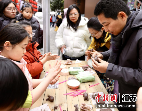 孩子们在非遗手作工坊学习。南京熙南里历史文化休闲街区 供图 孩子们在非遗手作工坊学习。南京熙南里历史文化休闲街区 供图