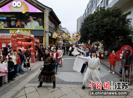 精彩演出不间断上演。南京熙南里历史文化休闲街区 供图 精彩演出不间断上演。南京熙南里历史文化休闲街区 供图