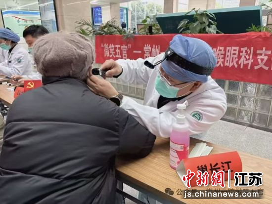 常州市第一人民医院举行“全民科学爱耳,共护听力健康”主题义诊活动。王薇 摄 常州市第一人民医院举行“全民科学爱耳,共护听力健康”主题义诊活动。王薇 摄