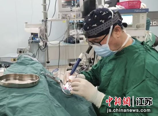 常州市第一人民医院耳鼻咽喉科主任医师尤建强在手术中。 王薇 摄 常州市第一人民医院耳鼻咽喉科主任医师尤建强在手术中。 王薇 摄