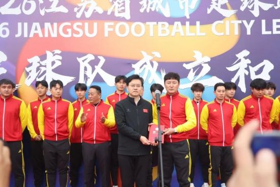 市体育局向金都根颁发聘书 市体育局向金都根颁发聘书