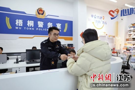 昆山公安护航企业发展。昆山市公安局 供图 昆山公安护航企业发展。昆山市公安局 供图