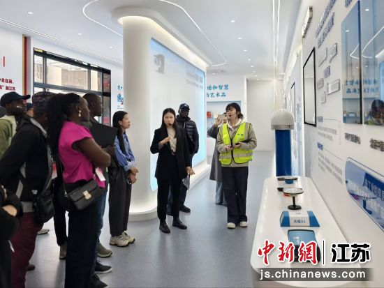 研修班成员现场观摩。中新网记者 徐珊珊 摄 研修班成员现场观摩。中新网记者 徐珊珊 摄