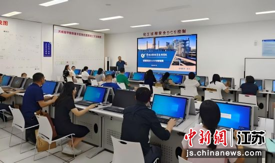 让更多教师从“讲台”走进“车间”,切实提升“双师型”教师实践教育能力。吴亚伟 摄 让更多教师从“讲台”走进“车间”,切实提升“双师型”教师实践教育能力。吴亚伟 摄