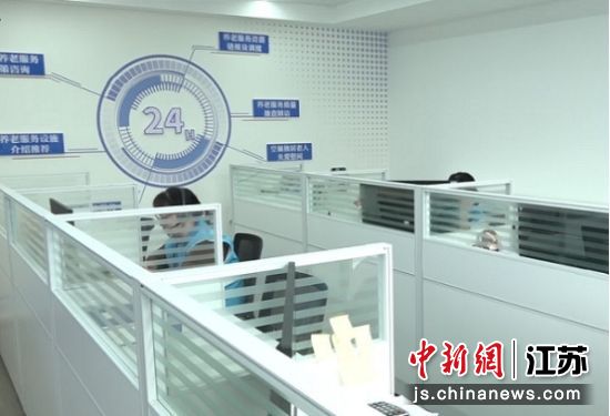 工作人员接听电话。葛勇 摄 工作人员接听电话。葛勇 摄