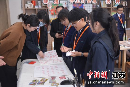 参访团走进东林中学人民路校区。东林中学 供图 参访团走进东林中学人民路校区。东林中学 供图
