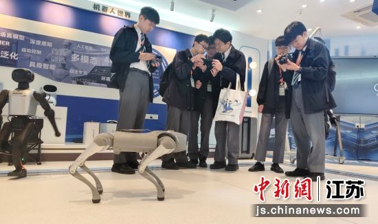 参观机器人工作室。东林中学 供图 参观机器人工作室。东林中学 供图