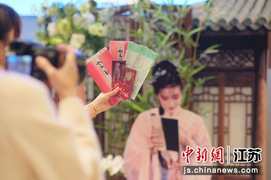 音乐剧《宝玉》开启第二轮全国巡演,不少观众前来“二刷”。南京保利大剧院 供图 音乐剧《宝玉》开启第二轮全国巡演,不少观众前来“二刷”。南京保利大剧院 供图