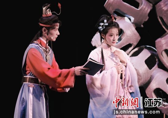 音乐剧《宝玉》结合了古典美学与现代诠释,深受年轻观众喜爱。南京保利大剧院 供图 音乐剧《宝玉》结合了古典美学与现代诠释,深受年轻观众喜爱。南京保利大剧院 供图