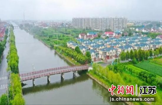 一汪清水成为城市发展的绿色底气。盐城市水利局 供图 一汪清水成为城市发展的绿色底气。盐城市水利局 供图