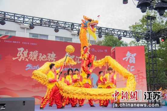 庙会现场的舞龙表演。前洲街道 供图 庙会现场的舞龙表演。前洲街道 供图