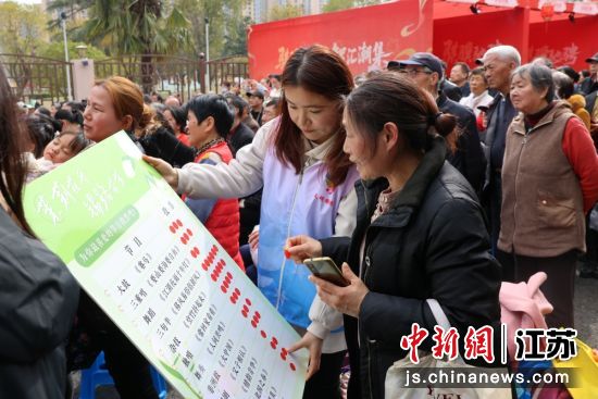 观众了解演出节目单。前洲街道 供图 观众了解演出节目单。前洲街道 供图