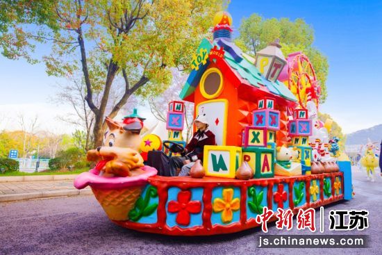 “奇幻动物主题巡游”剧照。无锡动物园 供图