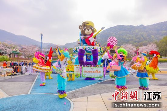 音符广场的互动表演。无锡动物园 供图