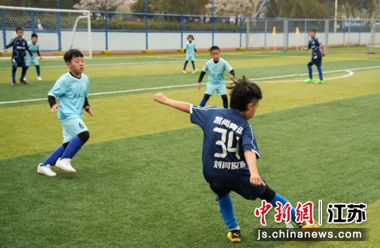 少年们在绿茵场上竞技。梁溪区委宣传部 供图 少年们在绿茵场上竞技。梁溪区委宣传部 供图