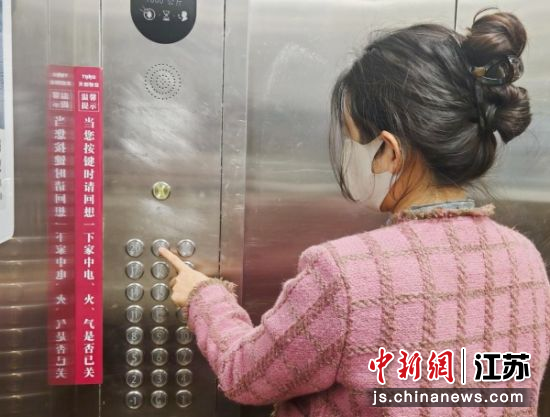 电梯轿厢内张贴安全提示。赵茂繁 摄 电梯轿厢内张贴安全提示。赵茂繁 摄