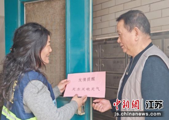 网格员进行居家安全知识宣传。赵茂繁 摄 网格员进行居家安全知识宣传。赵茂繁 摄