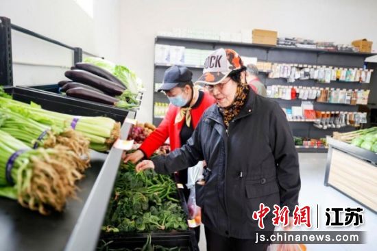 居民在民馨园生活馆挑选商品。 铜沛街道 供图