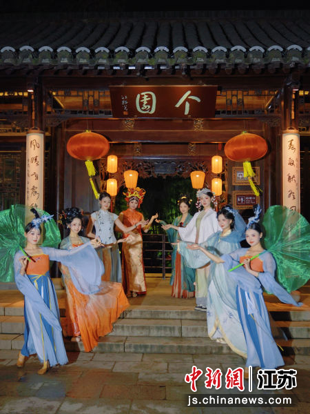4月1日晚，扬州个园夜游正式启动。 扬州个园供图