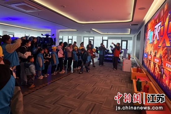 �ڽ���Աָ���£�������ѧϰ���������ȷʹ�÷�����������ί������ ��ͼ