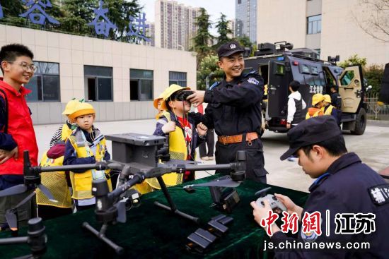 特警队员向学生展示警用装备。南京市公安局江北新区分局 供图 特警队员向学生展示警用装备。南京市公安局江北新区分局 供图