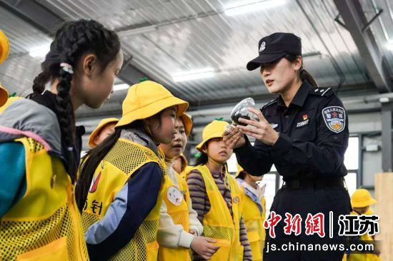 民警耐心解答孩子们的提问。南京市公安局江北新区分局 供图 民警耐心解答孩子们的提问。南京市公安局江北新区分局 供图