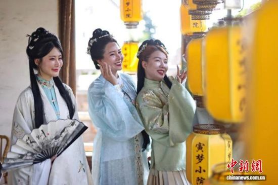 参加海峡两岸青年文化月活动文旅体验的台湾青年走进苏州参观交流,沉浸式感受江南文化。图为台湾青年在唐寅故居穿上古装拍摄照片。(资料图)中新网记者 泱波 摄 参加海峡两岸青年文化月活动文旅体验的台湾青年走进苏州参观交流,沉浸式感受江南文化。图为台湾青年在唐寅故居穿上古装拍摄照片。(资料图)中新网记者 泱波 摄