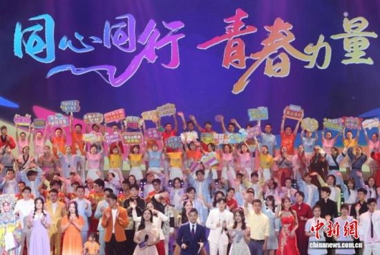 两岸青年在江苏苏州共同参加海峡两岸青年文化月活动开幕式。(资料图)中新网记者 泱波 摄 两岸青年在江苏苏州共同参加海峡两岸青年文化月活动开幕式。(资料图)中新网记者 泱波 摄