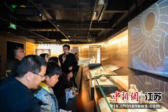 观众观展。盐城市博物馆 供图 观众观展。盐城市博物馆 供图