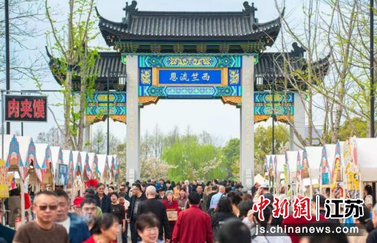 市民、游客前来感受庙会。新安街道 供图 市民、游客前来感受庙会。新安街道 供图