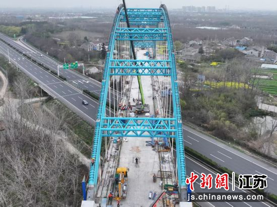 宁淮城际铁路跨南京绕城高速156米双线连续梁拱完工。中铁四局 供图 宁淮城际铁路跨南京绕城高速156米双线连续梁拱完工。中铁四局 供图