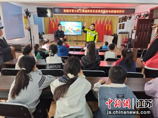 交警为孩子们授课。 杨西村 供图 交警为孩子们授课。 杨西村 供图
