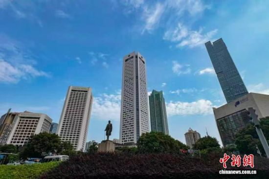 南京新街口孙中山铜像与现代化高楼。 中新社记者 泱波 摄 南京新街口孙中山铜像与现代化高楼。 中新社记者 泱波 摄