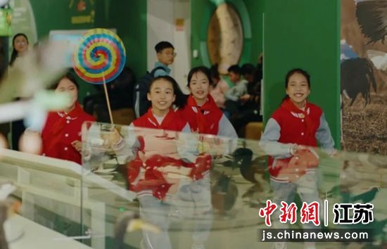 少先队员在黄海湿地博物馆参观。胡国卫 摄 少先队员在黄海湿地博物馆参观。胡国卫 摄