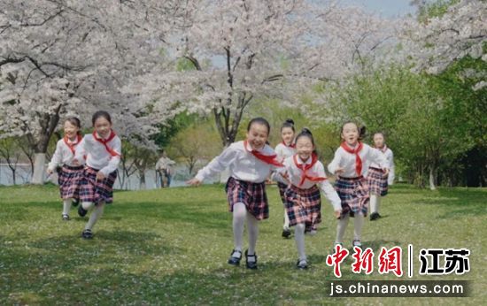 同学们在公园里感受家乡美好的春天。胡国卫 摄 同学们在公园里感受家乡美好的春天。胡国卫 摄